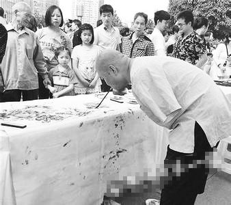 黃國富在作畫。資料照片