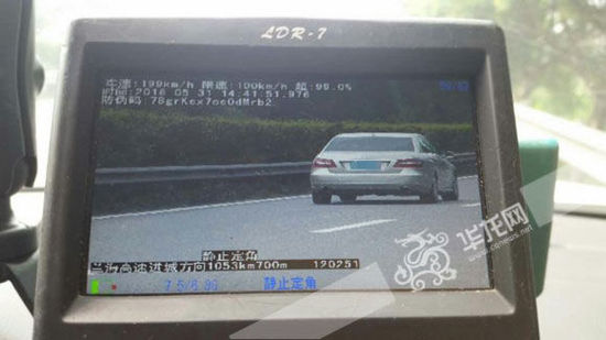 這輛奔馳車在高速路上時速達199公里。市交通執(zhí)法高速一支隊六大隊供圖