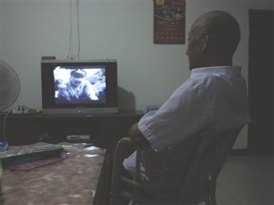 昨日，古藺，69歲的楊正元獨(dú)自在家看電視