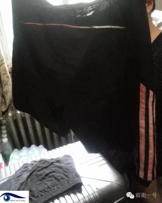 李律師所穿褲子也沾染血跡。