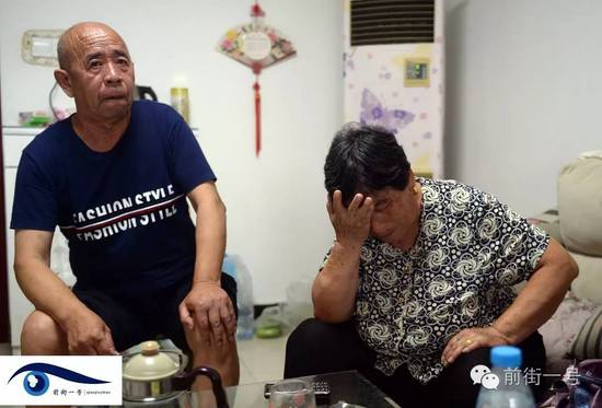 李亞榮的公婆談及李亞榮時淚流不止。