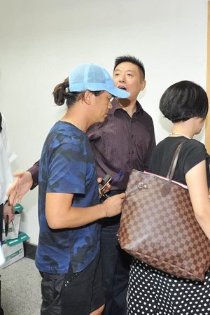 新京報(bào)快訊(記者劉洋)今天上午9時(shí)許，王寶強(qiáng)在律師張起淮的陪同下到北京朝陽(yáng)法院，起訴離婚并交納訴訟費(fèi)。王寶強(qiáng)方預(yù)估財(cái)產(chǎn)總額至少在1個(gè)億，法院遂按照1億元暫計(jì)財(cái)產(chǎn)價(jià)值，依據(jù)《訴訟費(fèi)交納辦法》收取了訴訟費(fèi)24.9575萬(wàn)元。