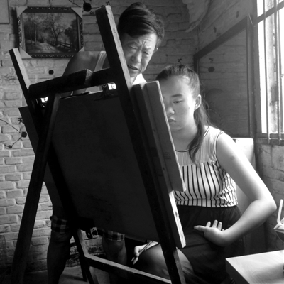 　女兒畫畫，父親在一旁指導(dǎo)