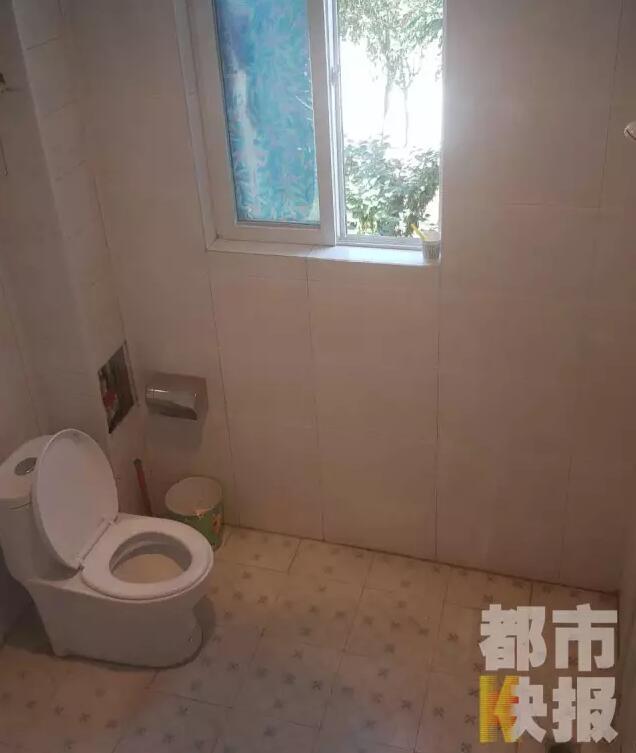 西安市戶縣草堂鎮(zhèn)的李家?guī)r村，有多戶人家經(jīng)營著農(nóng)家樂，但昨晚發(fā)生的這件事情打破了這里的寧靜。村民：“縣上的、鎮(zhèn)上的警察，還有村干部好多人在那兒，說是女的在衛(wèi)生間生產(chǎn)，把娃從窗子扔下來?！鞭r(nóng)家樂員工：“(聽說)直接從二樓扔下來了，呀，太殘忍了?！弊蛲淼氖?，很多人今早才聽說，震驚之余更感到惋惜。記者今天在高冠西五巷口找到了大家所說的農(nóng)家樂，一夜過去了，作為和那名女顧客有過交集的老板娘，心情仍然很沉重。