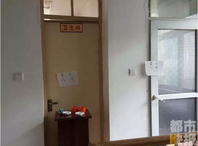 當(dāng)馮女士走出大門，繞到院子的側(cè)面時，衛(wèi)生間窗戶下方草叢中的一幕，讓她驚出了一身冷汗。農(nóng)家樂老板娘馮女士：“就是孩子，旁邊帶著胎盤?！弊蛲硎稽c(diǎn)半事發(fā)后，馮女士報(bào)了警，很不幸，男嬰已經(jīng)死亡。涉及的兩個房間，暫時被封鎖，里面已經(jīng)清理干凈。隨后記者也從轄區(qū)草堂派出所了解到，這兩男一女三人是朋友關(guān)系，女子的年齡大概是二十二三歲。該女子事發(fā)后被送往醫(yī)院，同行的兩名男子當(dāng)時被警方帶去派出所接受了筆錄調(diào)查后，已經(jīng)離開了派出所。