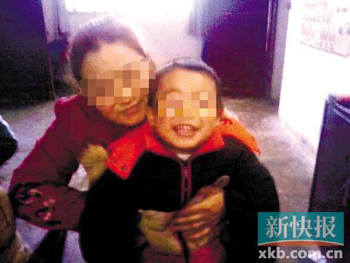 程女士生前和小孩開心玩耍。家屬供圖