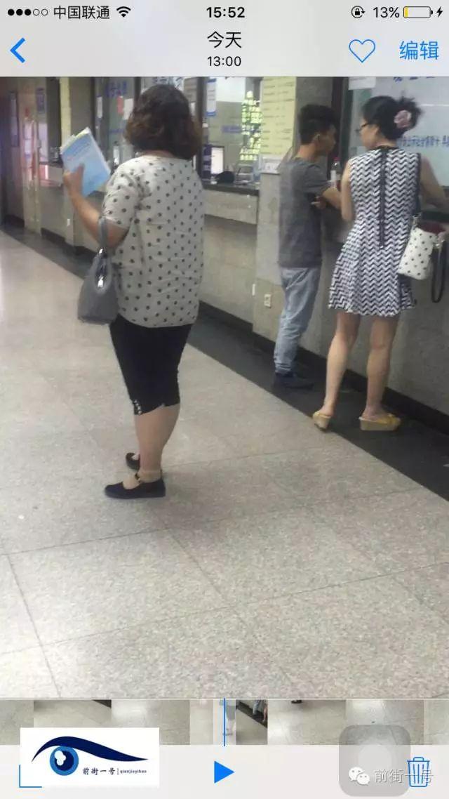 該女子在大廳內(nèi)徘徊發(fā)現(xiàn)女患者便主動上前搭訕。