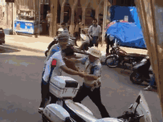 嫌疑男子涉嫌無證駕駛摩托車，且車輛違規(guī)加裝遮陽傘并在行駛時(shí)不戴安全頭盔，辱罵毆打執(zhí)法交警。 本文圖片均來自 廣西梧州在線警務(wù)