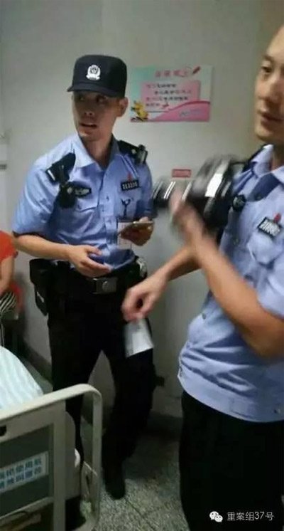 民警到醫(yī)院對(duì)秦女士體內(nèi)子彈取證調(diào)查。 受訪者供圖