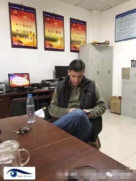 該外籍男子在派出所接受詢問。（網友供圖）