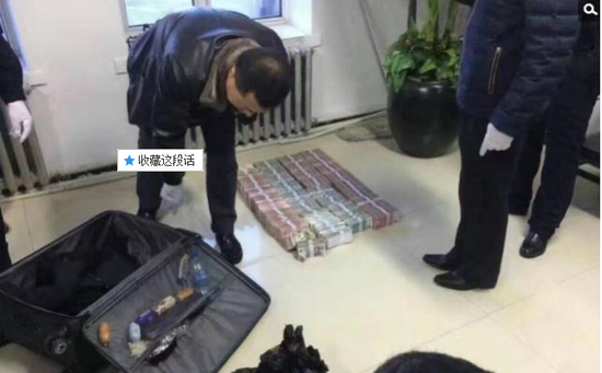 京華時報訊昨天凌晨1點(diǎn)左右，黑龍江省密山市一銀行金庫發(fā)生搶劫案。一名身穿迷彩服男子準(zhǔn)備劫取現(xiàn)金時被發(fā)現(xiàn)，致一名金庫值守人員死亡，隨后棄款而逃。目前，該男子尚未歸案，案件正在全力偵辦中。