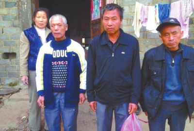 已被判死緩、在獄中服刑的4個(gè)村民的家人一直在為兒子喊冤。圖片來(lái)自網(wǎng)絡(luò)