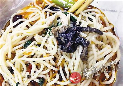 照片顯示，酸菜肉絲面有疑似老鼠腿物體。(圖片來(lái)自網(wǎng)絡(luò))