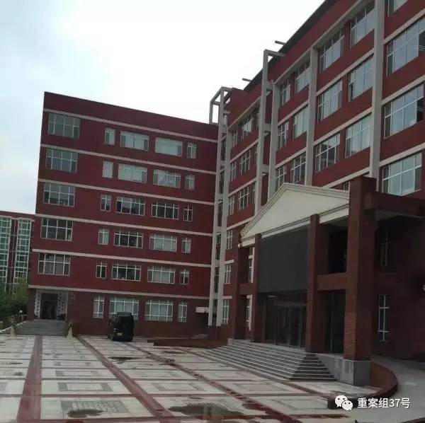 17歲高中男生教室里掐死女同學，被訴故意殺人和強奸