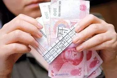最低工資標(biāo)準(zhǔn)上調(diào)，在原最低工資標(biāo)準(zhǔn)線的勞動(dòng)者工資將提高，到手工資會(huì)跟著上漲。