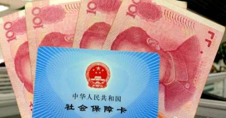 從今年1月1日開始，原有的失業(yè)保險(xiǎn)費(fèi)率是1.5%的有22個(gè)省份，包括新疆生產(chǎn)建設(shè)兵團(tuán)，可以在確保失業(yè)保險(xiǎn)金按時(shí)足額發(fā)放、穩(wěn)崗補(bǔ)貼順利實(shí)施的基礎(chǔ)上，可以降低0.5個(gè)百分點(diǎn)。個(gè)人的費(fèi)率不超過單位的費(fèi)率。