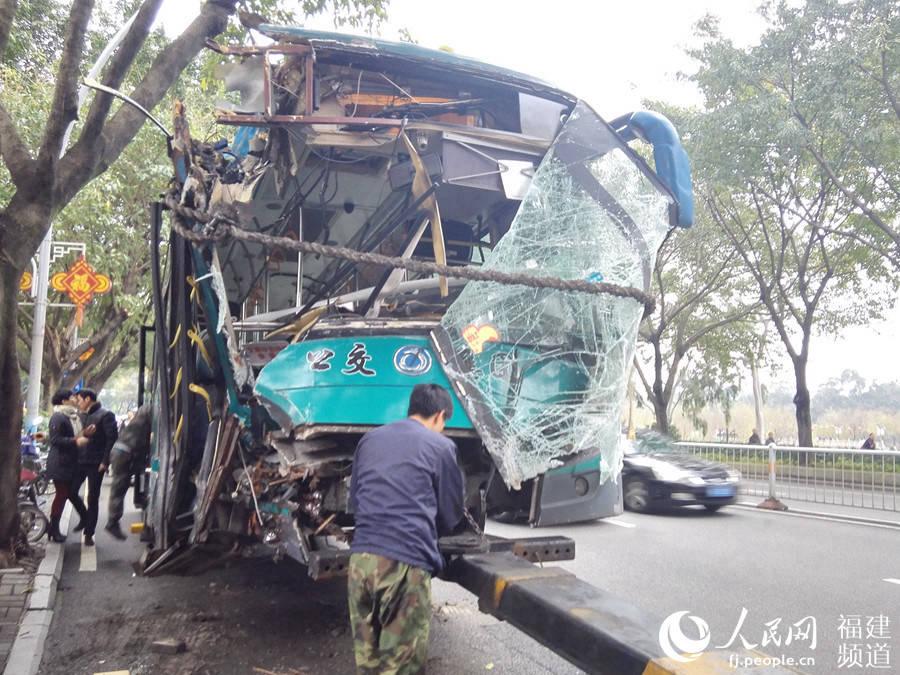 福州公交撞樹(shù)車頭支離破碎 不少乘客受傷