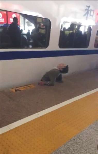 視頻顯示，一男子下半身被卡在站臺與列車之間縫隙。