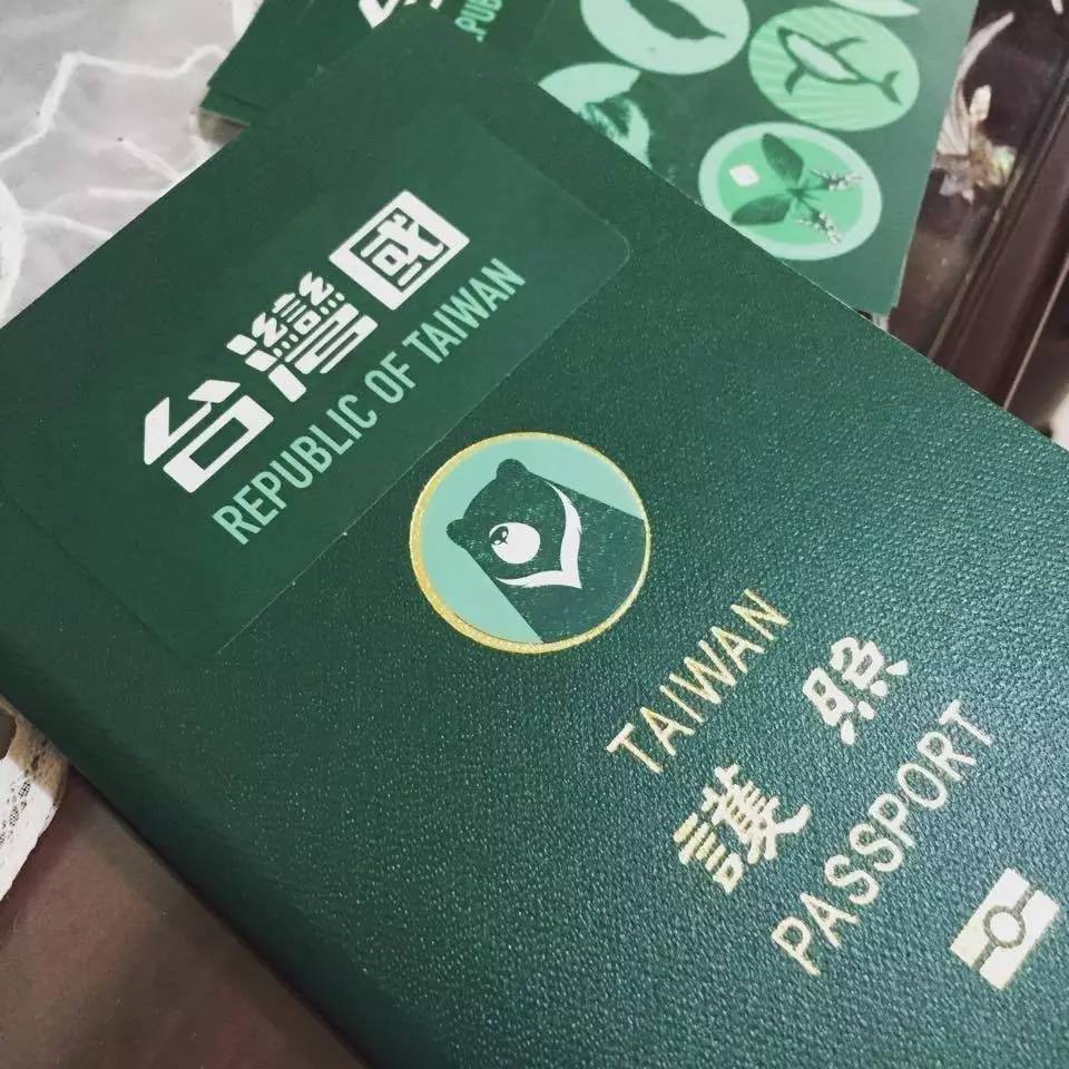 環(huán)環(huán)一直排在這個(gè)女孩后面，想看看日本入境官員如何處理這個(gè)令人啼笑皆非的所謂“臺灣國”。