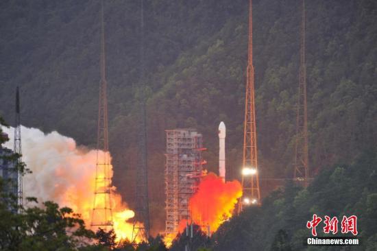 4月12日19時(shí)04分，中國(guó)西昌衛(wèi)星發(fā)射中心成功發(fā)射實(shí)踐十三號(hào)衛(wèi)星。 葉樂峰 攝