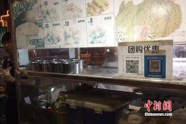 不少小商販都用上掃碼支付。中新網(wǎng) 吳濤 攝