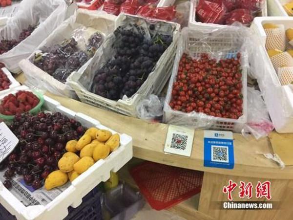 某水果攤，收款二維碼貼在顯眼位置。中新網(wǎng) 吳濤 攝