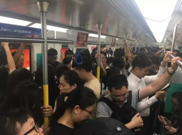 尷尬了！深圳地鐵首開女性車廂 結(jié)果塞滿男乘客