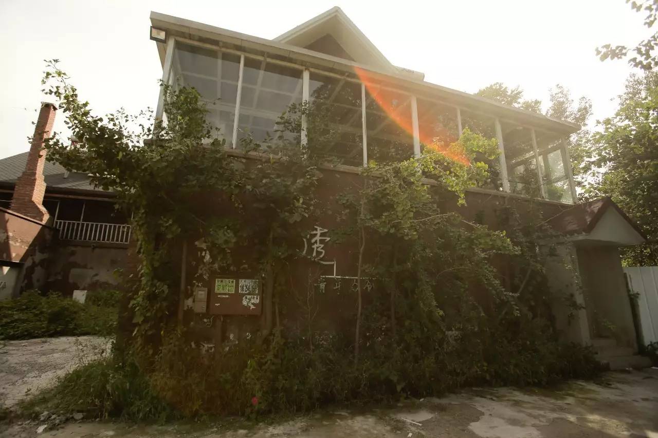 ▲失戀博物館位于北京市通州區(qū)宋莊鎮(zhèn)的一個(gè)重創(chuàng)空間內(nèi)，這里是一個(gè)藝術(shù)家集聚區(qū)。