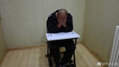  打人男子。圖片來源：青島市公安局市北分局官方微博