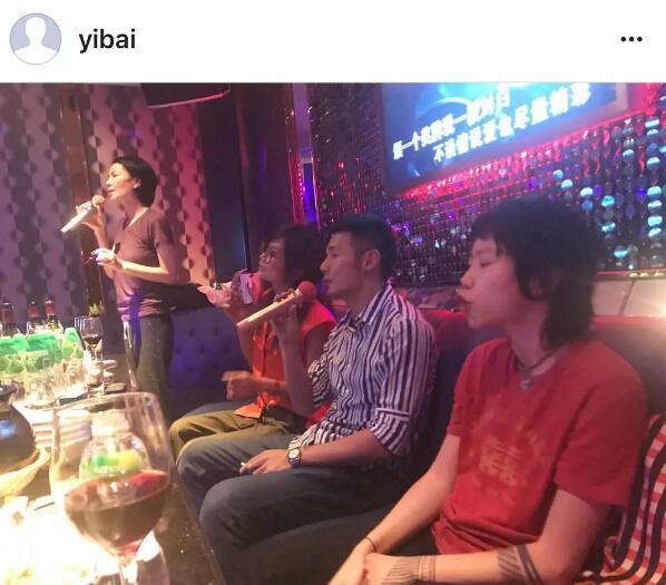 王菲母女跟李榮浩一起唱K，竇靖童的表情亮了