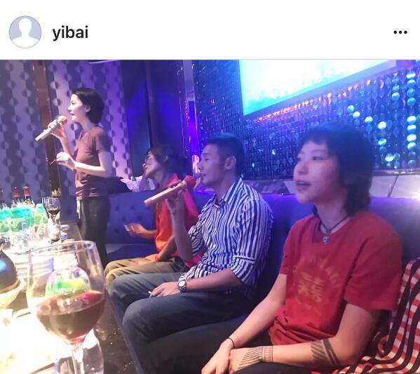 王菲母女跟李榮浩一起唱K，竇靖童的表情亮了