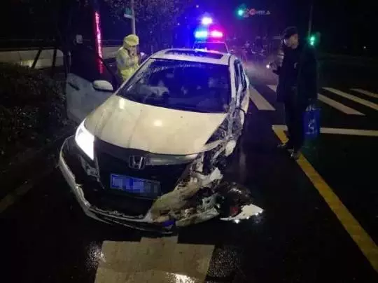今天凌晨，杭州一對環(huán)衛(wèi)工夫婦被車撞進(jìn)錢塘江