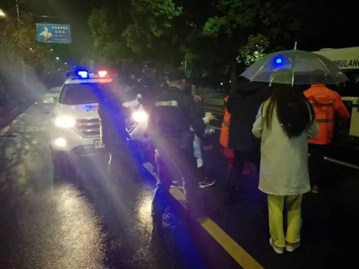 今天凌晨，杭州一對環(huán)衛(wèi)工夫婦被車撞進(jìn)錢塘江