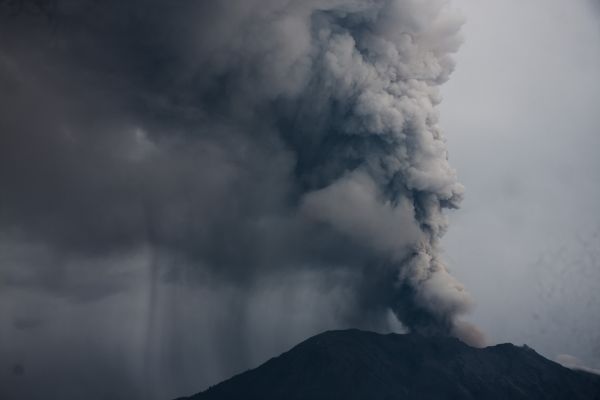 這是11月28日在印度尼西亞巴厘島拍攝的噴發(fā)火山灰的阿貢火山。新華社發(fā)