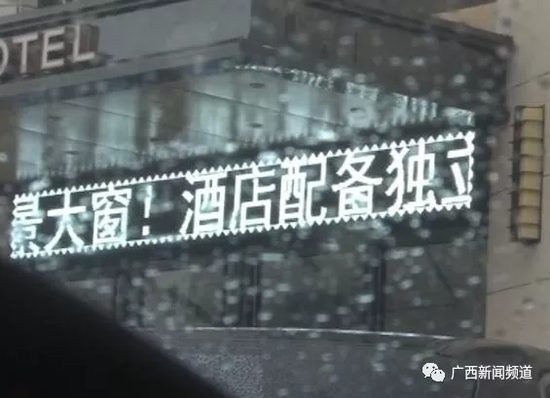于是，民警將這一情況匯報給指揮中心，請求120醫(yī)護人員到達現(xiàn)場急救。
