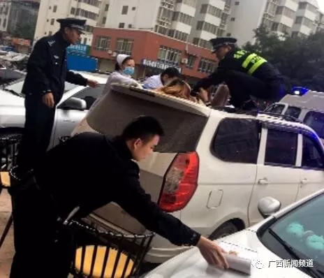 ▲女子跌落至一面包車車頂，民警和醫(yī)護人員將其救下。