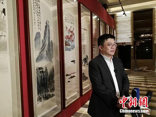 北京保利拍賣執(zhí)行董事趙旭在當(dāng)晚接受采訪。<a target='_blank'  _fcksavedurl='http://www.chinanews.com/' _fcksavedurl='http://www.chinanews.com/' >中新網(wǎng)</a>記者 宋宇晟 攝