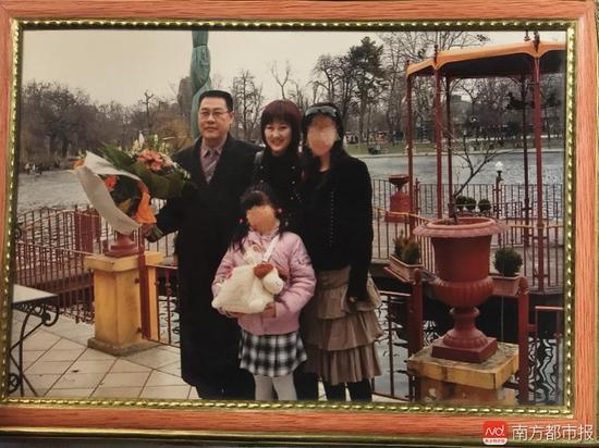 回國(guó)之前的張津華和王煥凱，兩個(gè)可愛(ài)的女兒，一家四口曾經(jīng)幸福的生活。