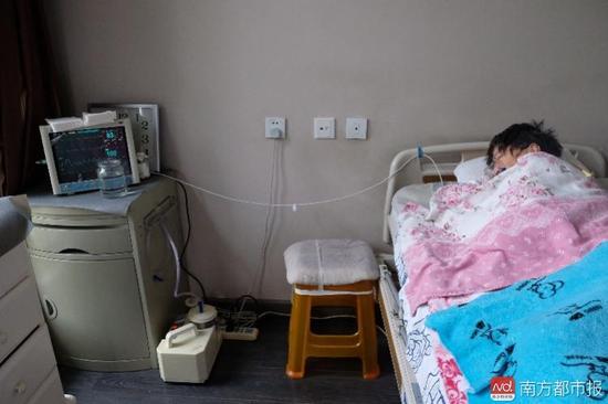 為了照顧張津華，家人把家里的房間變成了病房。氧氣管、心電圖、呼吸機(jī)、排痰機(jī)、鼻飼管、藥柜……（羅逸爵 攝）