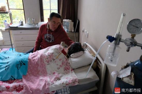 氧氣的轟隆聲，一刻不停地在這個(gè)家里“吵”了九年多。（羅逸爵 攝）