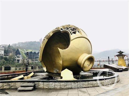 △茅臺(tái)鎮(zhèn)1915廣場著名的“壇碎”雕塑。