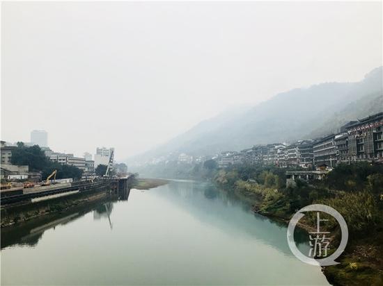 △赤水河兩岸的茅臺(tái)鎮(zhèn)有著超過2000家白酒經(jīng)營戶。
