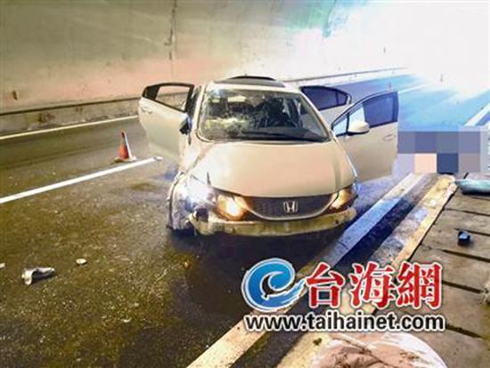 小車在龍巖高速隧道內(nèi)翻車，擋風(fēng)玻璃脫落。 臺(tái)海網(wǎng) 圖