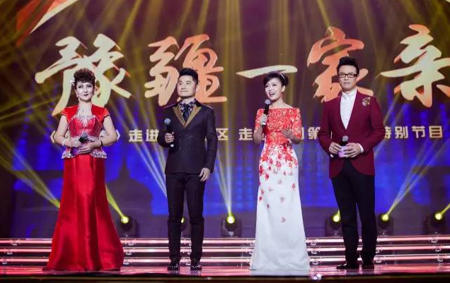 主持人：白燕升、龐曉戈、關(guān)楓、熱娜·古麗（從右到左）