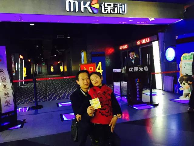 再來(lái)看兩個(gè)萌娃，表情都好有戲！
