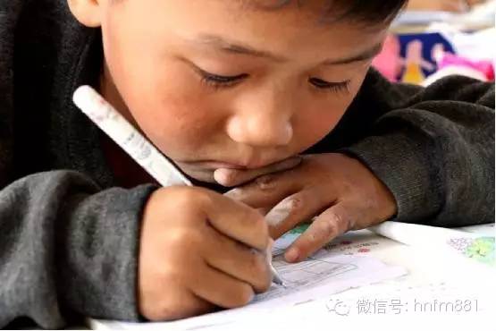 小手黑黑的，像是很少洗