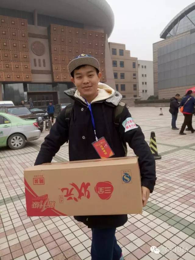 河南電臺(tái)1066主持人小澤，搬送愛心餃子。