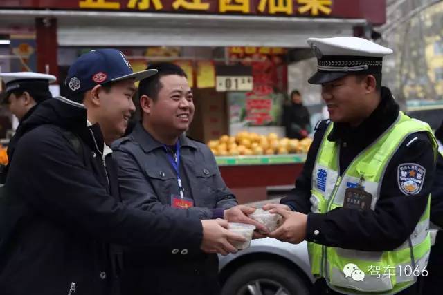 新華社攝影記者李博，也隨我們1066小分隊(duì)一路同行他也為我們記錄下了一幕幕溫暖的瞬間。