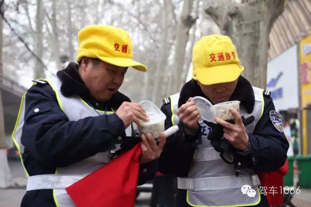 1066小分隊(duì)和志愿者來到金水路文化路，給這里執(zhí)勤的交警和協(xié)管送去暖心餃子。