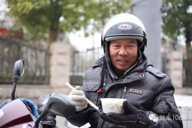 1066小分隊(duì)來到紫荊山（摩的司機(jī)、出租車司機(jī)、市民)，給他們送去餃子。